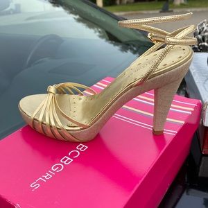 BCBG women gold shoes brand new never worn